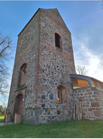 Kirche Heinsdorf - Glockenturm im April 2024