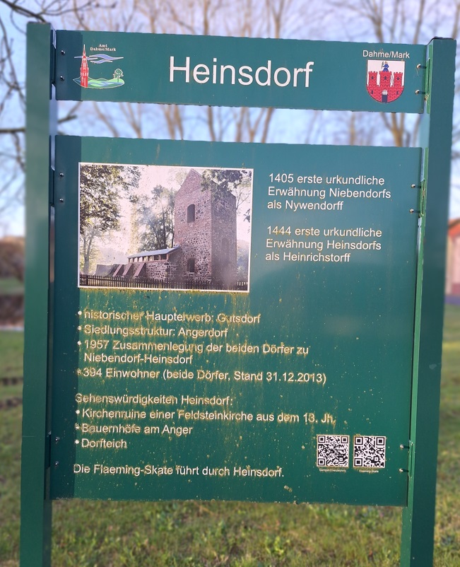 KIrche Heinsdorf - Eingang im April 2024